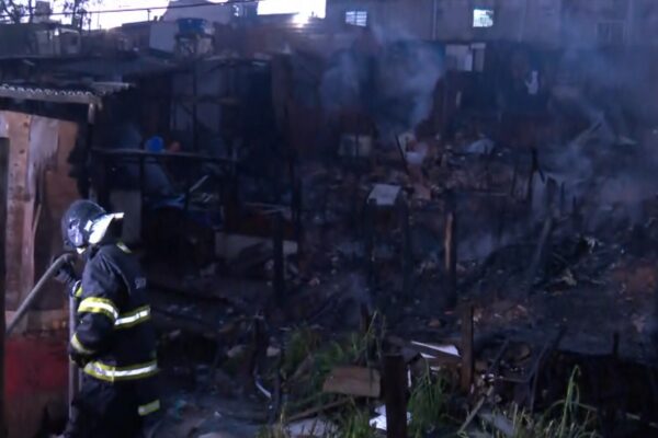 Incêndio atinge barracos de comunidade no Campo Limpo, zona sul de SP