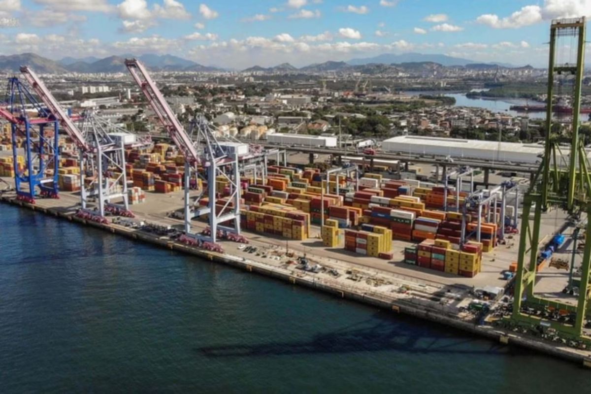 Porto de Santos e balsa são fechados após ventania e ondas de 3 metros