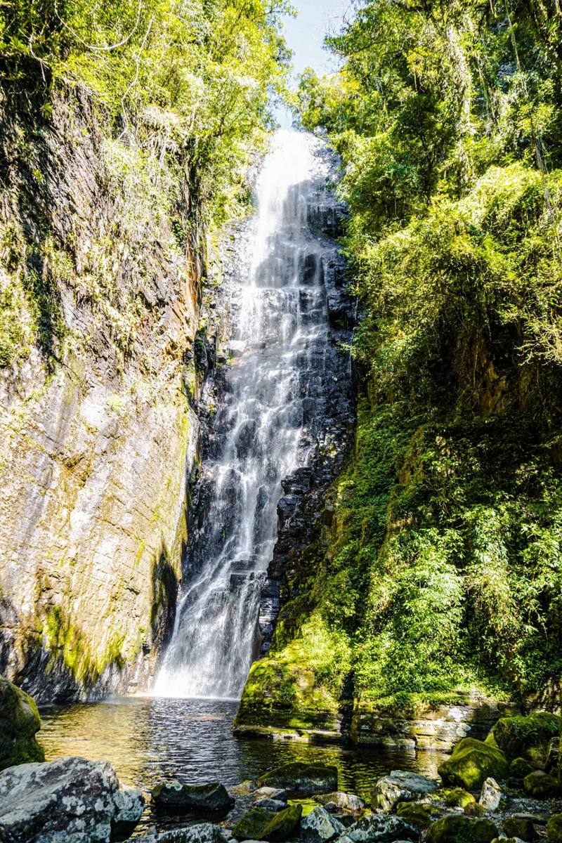 Foto colorida de quedas de cachoeira - Metrópoles