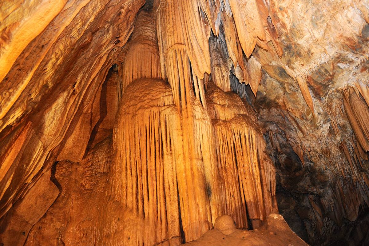 Foto colorida do interior de caverna - Metrópoles