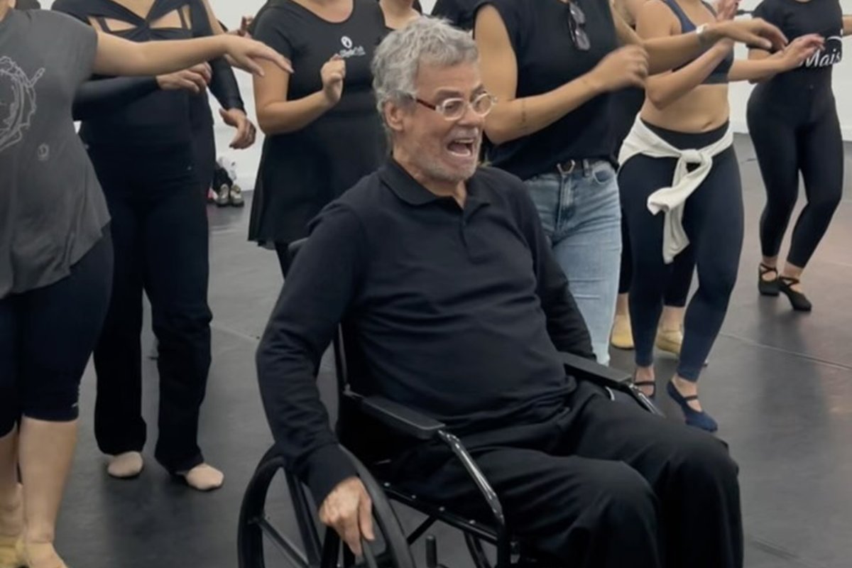 Entenda por que Carlinhos de Jesus está usando cadeira de rodas