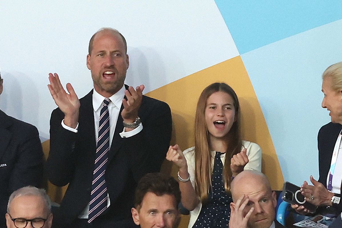 Foto colorida de homem de terno e menina comemorando - Metrópoles