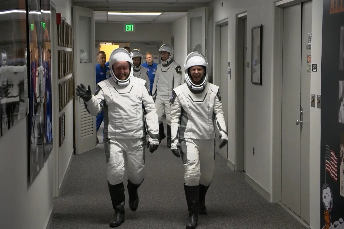 Os membros da tripulação da SpaceX Crew-11 da NASA acenam para familiares e amigos enquanto se preparam para deixar o Edifício de Operações e Verificação Neil A. Armstrong no Centro Espacial Kennedy da agência, na Flórida, em direção ao Complexo de Lançamento 39A para o lançamento da Crew-11 na quinta-feira, 31 de julho de 2025.