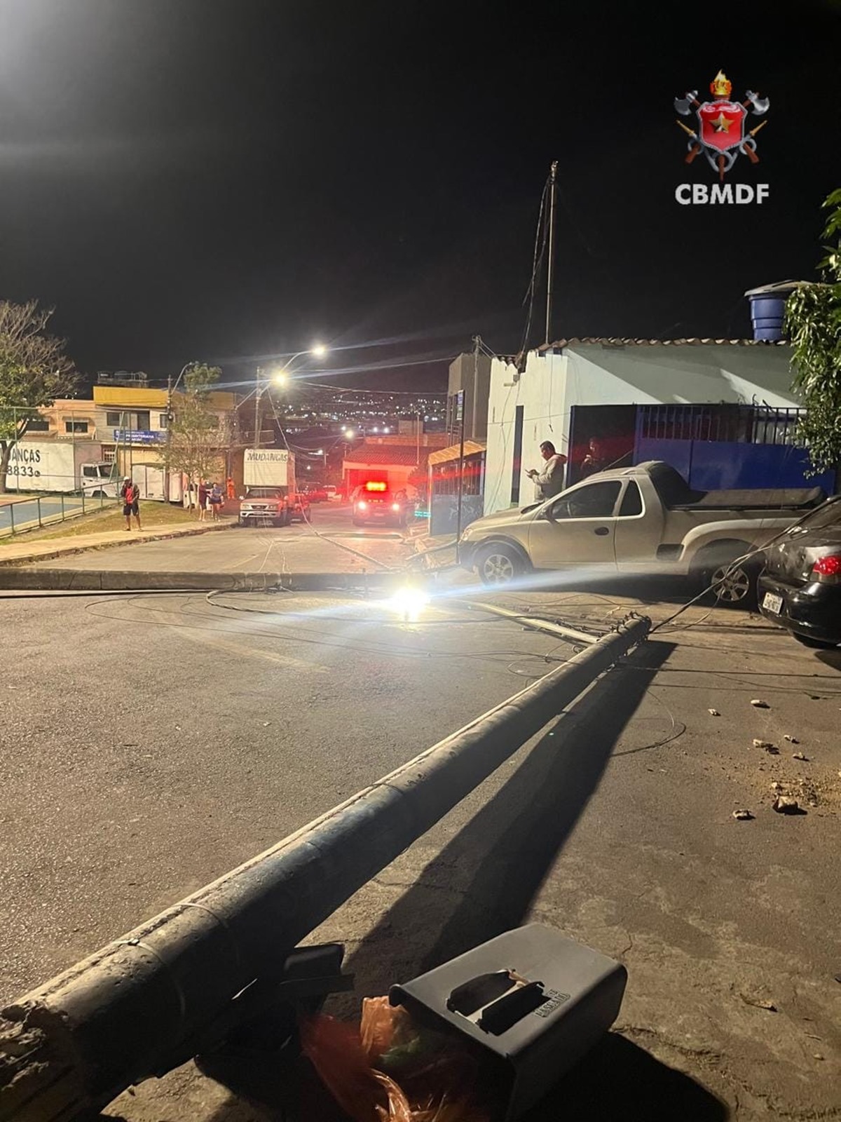 Foto colorida poste caído no Varjão