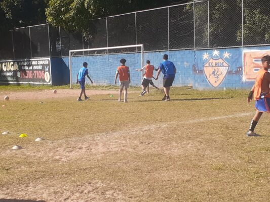 Crianças jogam futebol em projeto social