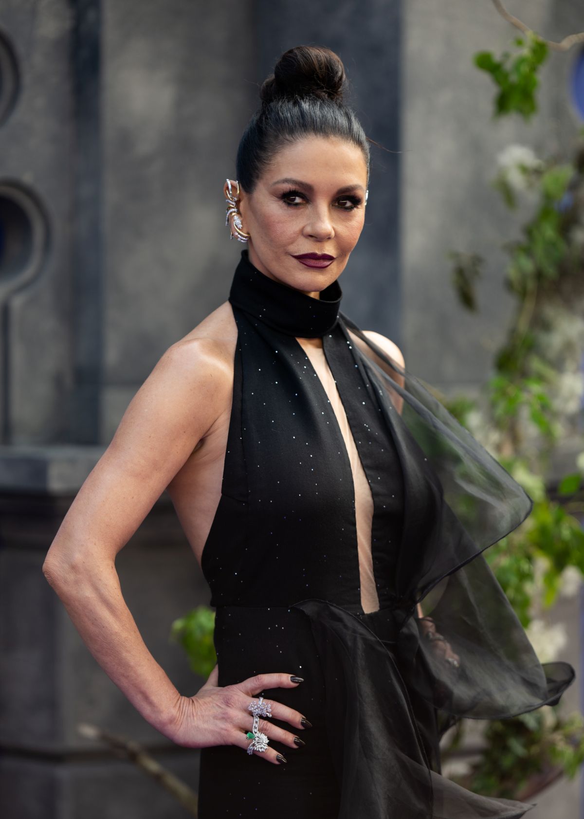 Foto com cor. Atriz Catherine Zeta-Jones na estreia da segunda temporada de Wandinha - Metrópoles