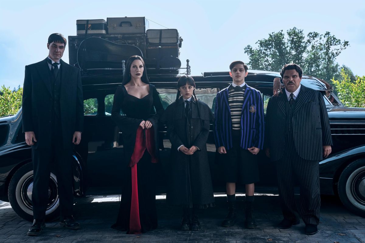 Foto com cor. Segunda temporada de Wandinha - Metrópoles
