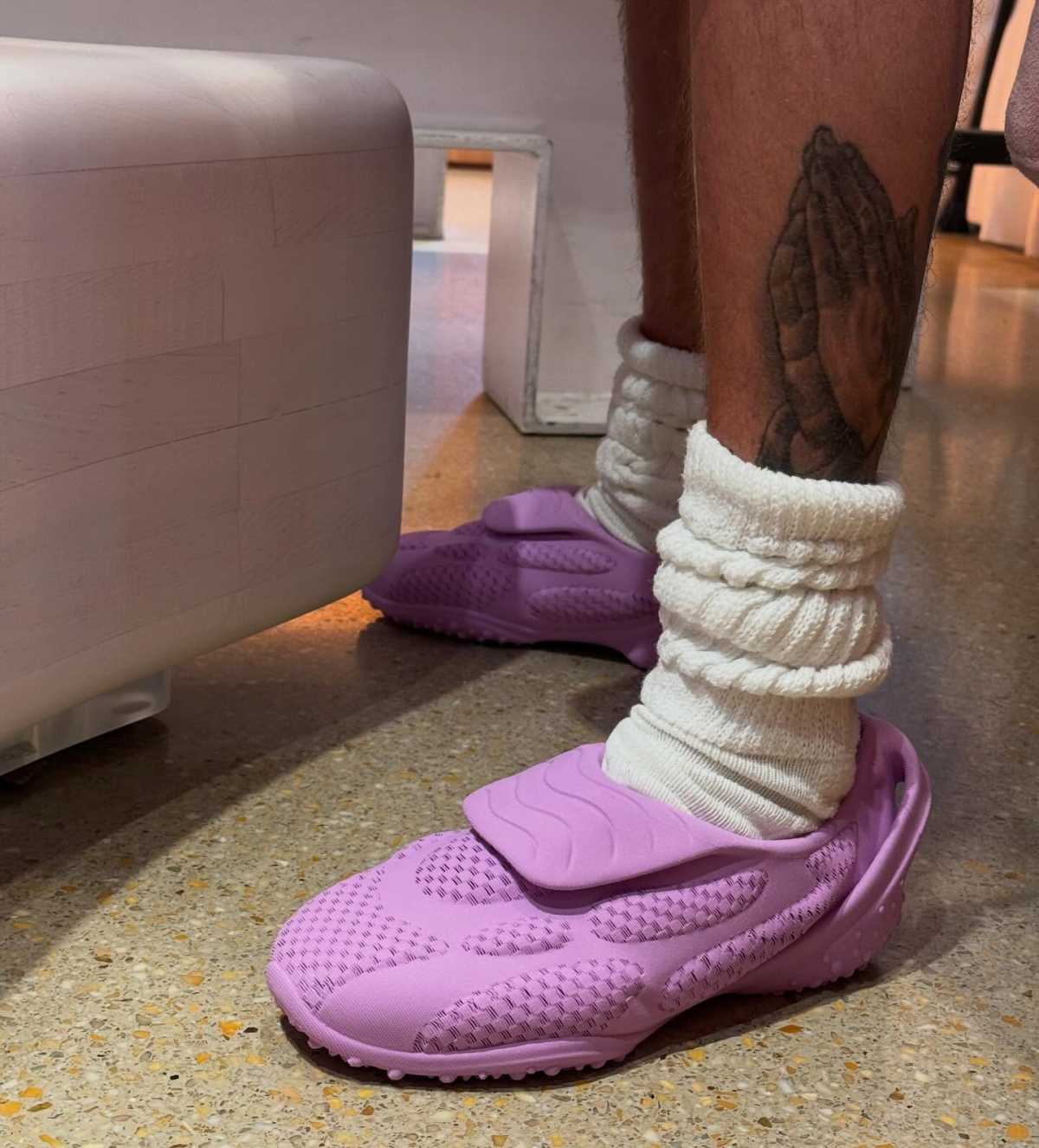 Justin Bieber posta prévia de possível chuteira da SKYLRK - Metrópoles