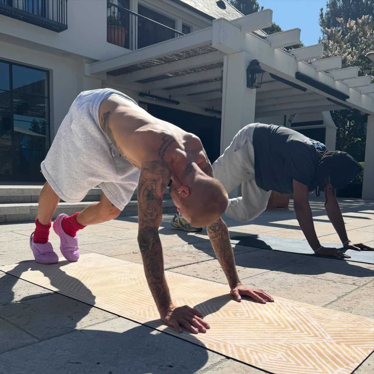 Justin Bieber posta prévia de possível chuteira da SKYLRK - Metrópoles