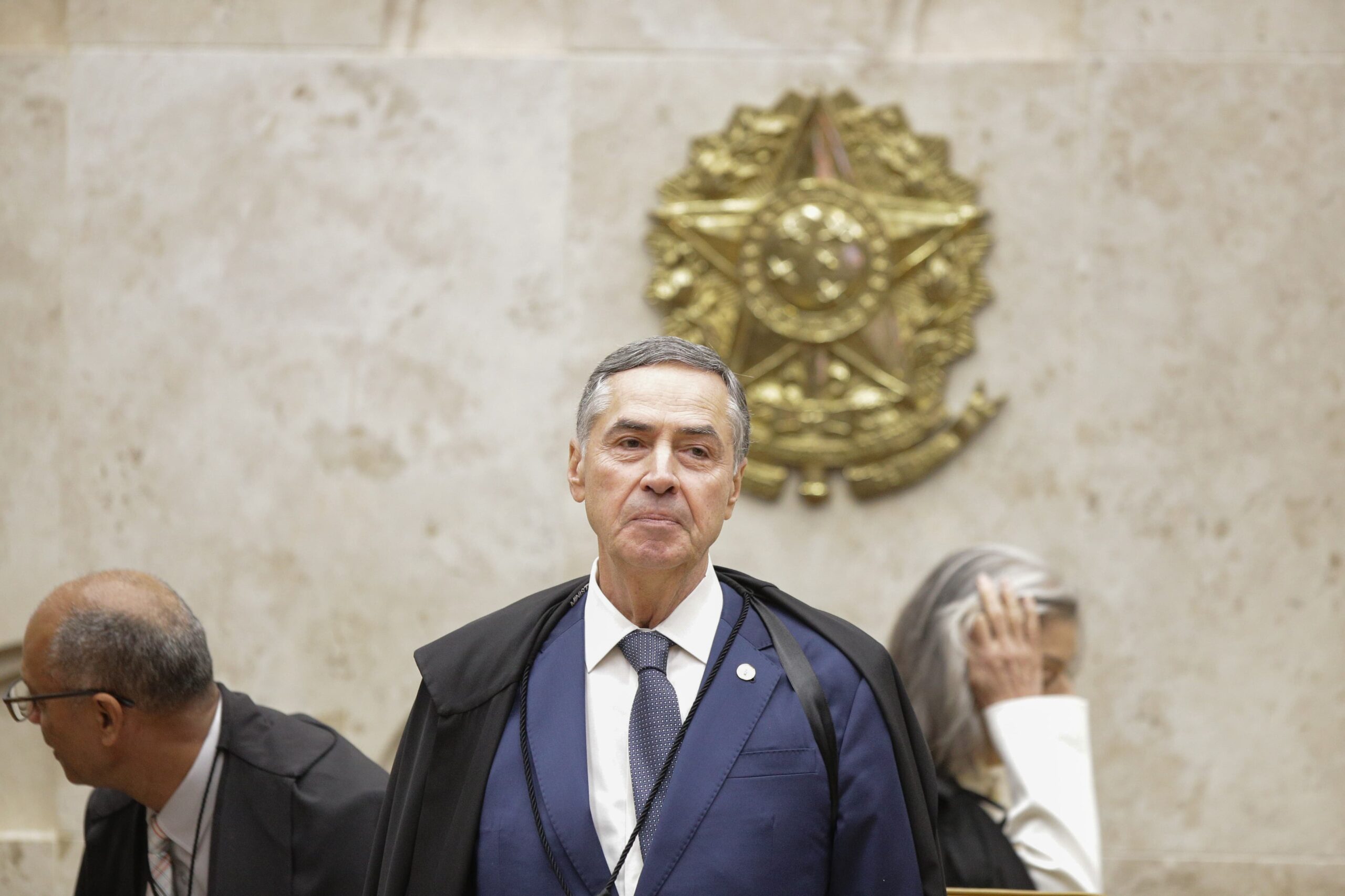 Barroso tem melhora, mas segue internado em hospital de Brasília