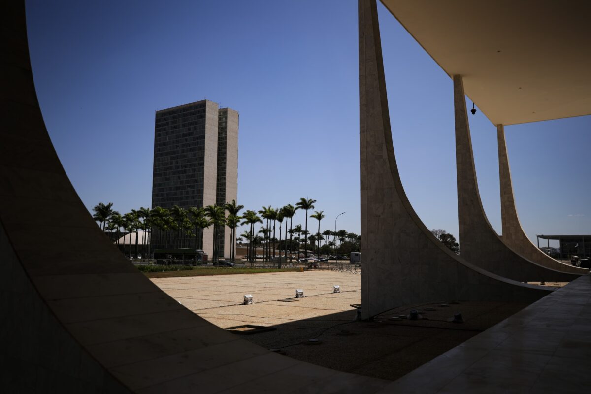 Congresso, assembleias e câmaras alienados (Eduardo Fernandez Silva)