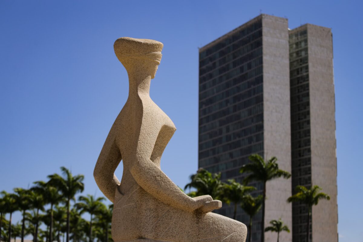 STF estuda reajuste salarial de 24% para servidores do Judiciário