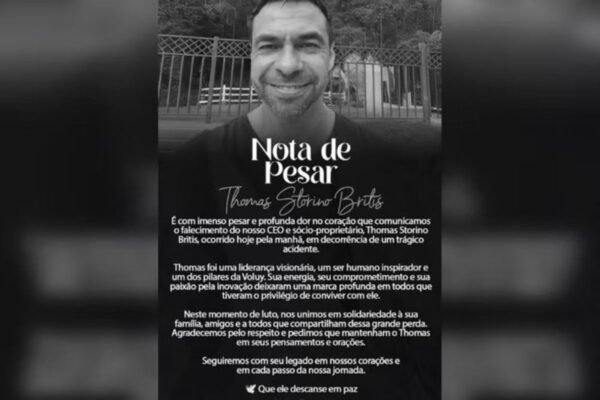 Imagem em preto e branco com homenagem a Thomas Britis feita por sua empresa