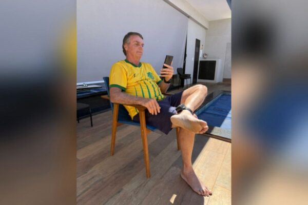 Jair Bolsonaro acompanha ato por videochamada - Metrópoles