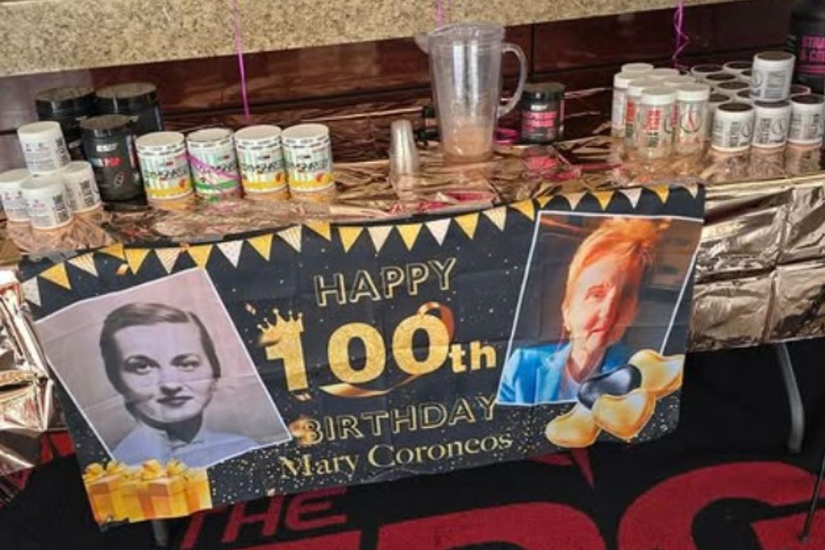 foto colorida mesa com decoração de aniversário de 100 anos
