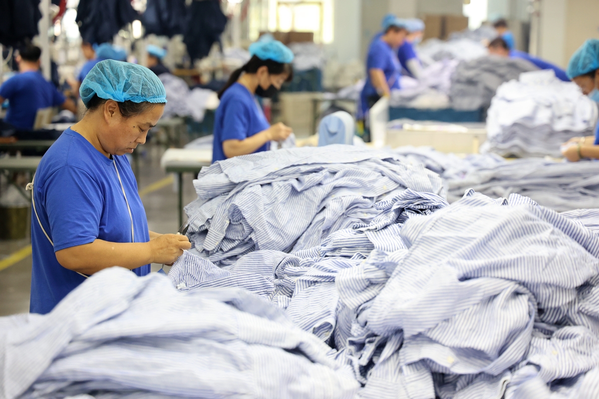 giorgio armani multa trabalho mas condicoes precario moda luxo - metrópoles