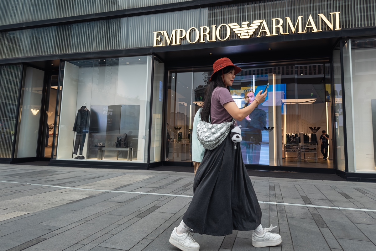 giorgio armani multa trabalho mas condicoes precario moda luxo - metrópoles
