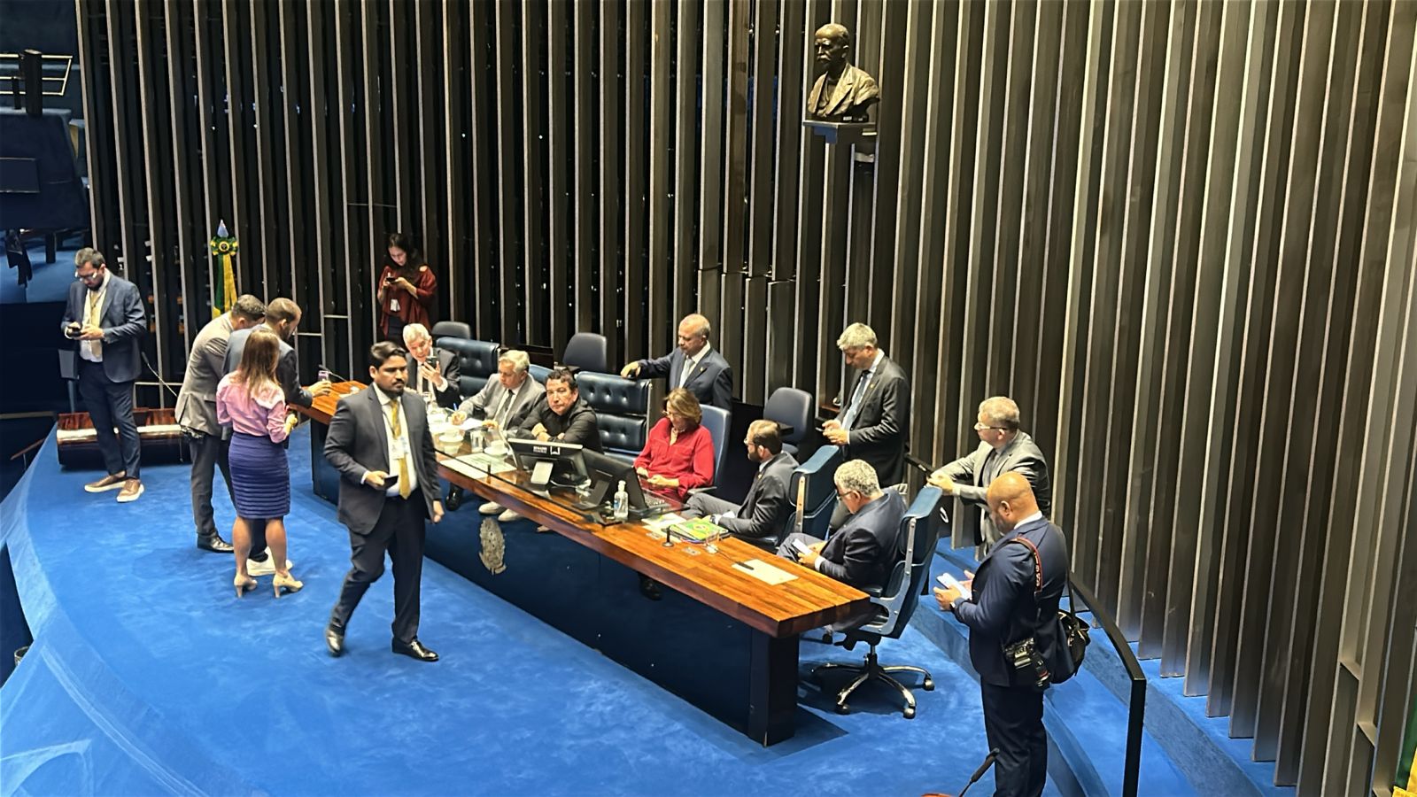 Vídeo: bolsonaristas ocupam Mesa do Senado e prometem não sair