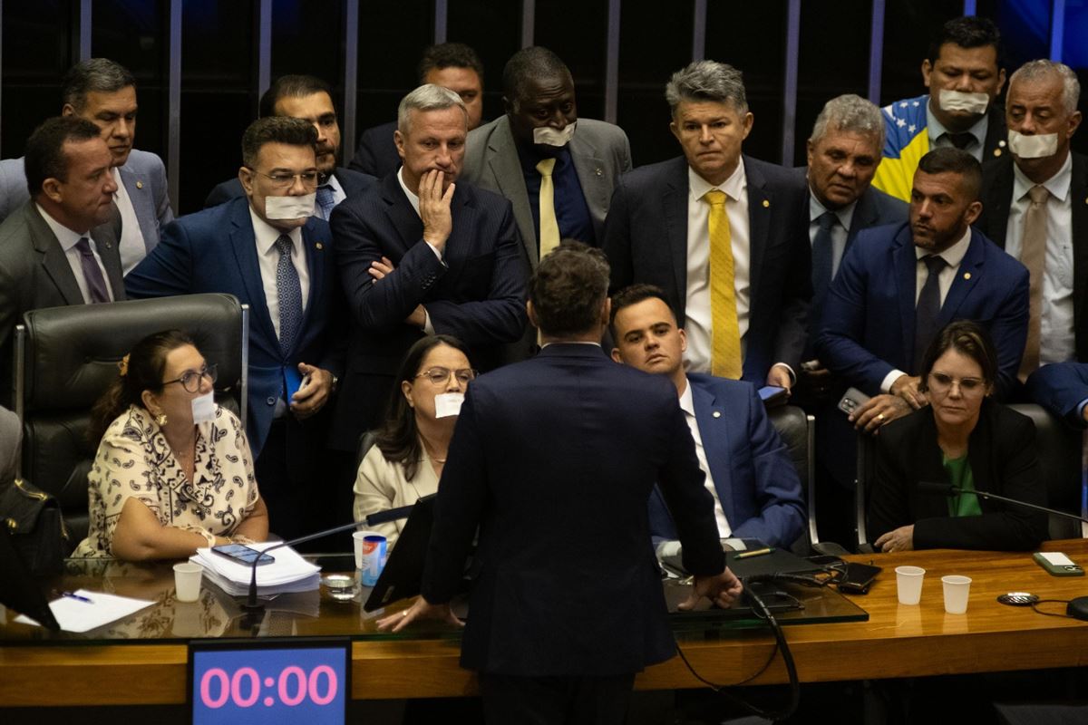 Após motim, Câmara aprova urgência de punição a deputados