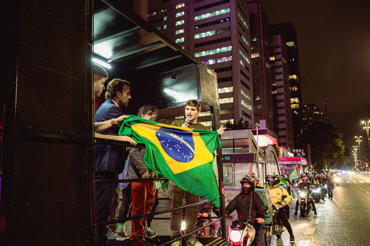 Apoiadores fazem motociata por SP contra prisão de Bolsonaro