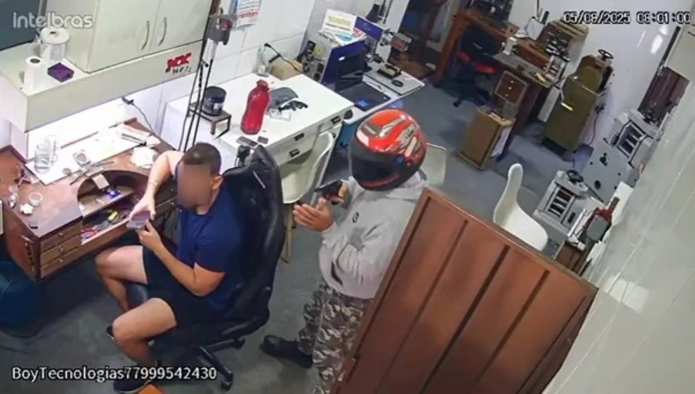 Joalheria é assaltada e dono tem prejuízo de mais de R$ 500 mil. Vídeo