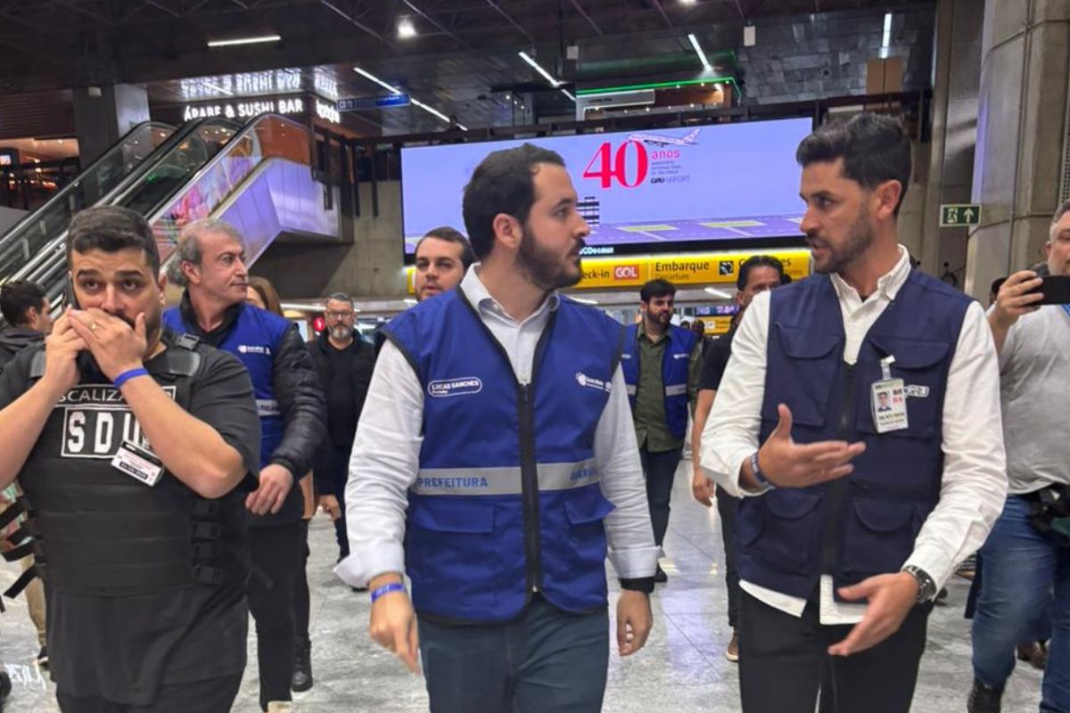 Vídeo mostra prefeito de Guarulhos cobrando dívida em aeroporto