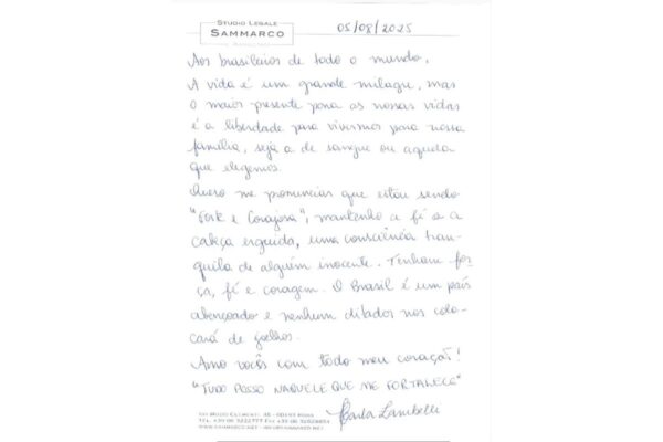 Carta escrita à mão pela deputada federal Carla Zambelli, que está presa na Itália - Metrópoles