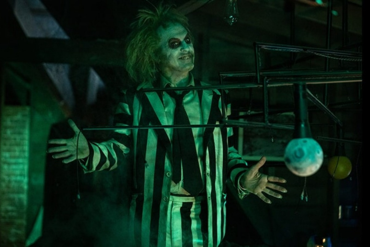 Beetlejuice com o tradicional figurino listrado - Metrópoles