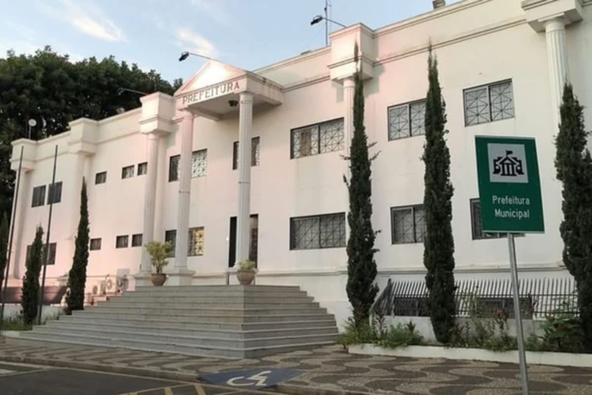 Salário de R$ 15 mil e 300 vagas: prefeitura abre concurso público