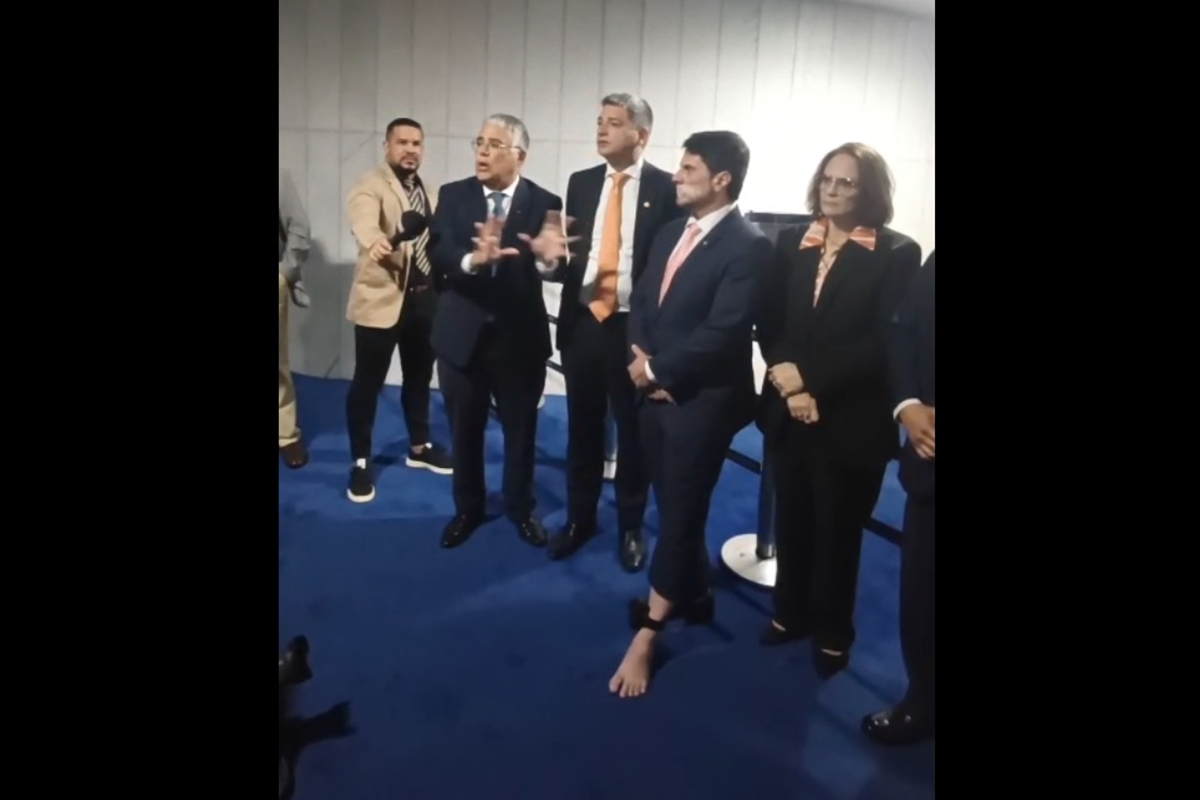 Marcos do Val “amordaçado” exibe tornozeleira determinada por Moraes