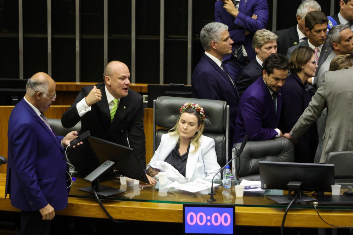 Deputada que levou bebê à Câmara reage após PT buscar conselho tutelar