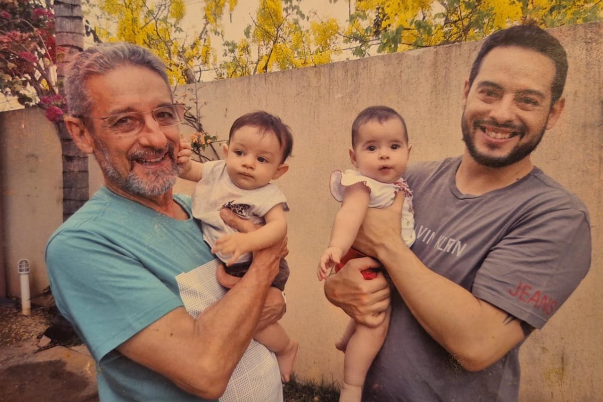 dois homens segundando dois bebês - Metrópoles. 