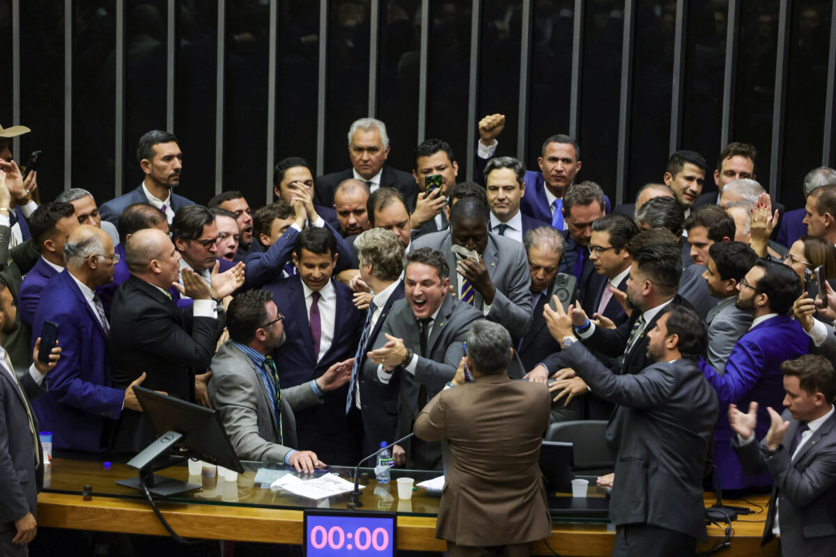 Base de Bolsonaro celebra falas de Fux em julgamento: “Arrebentando”