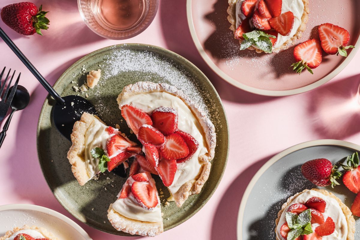Pedaços de torta de maçã dispostos em uma mesa rosa - Metrópoles
