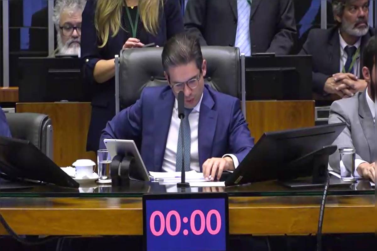 Motta demonstra impaciência e cansaço no comando da Câmara; vídeo