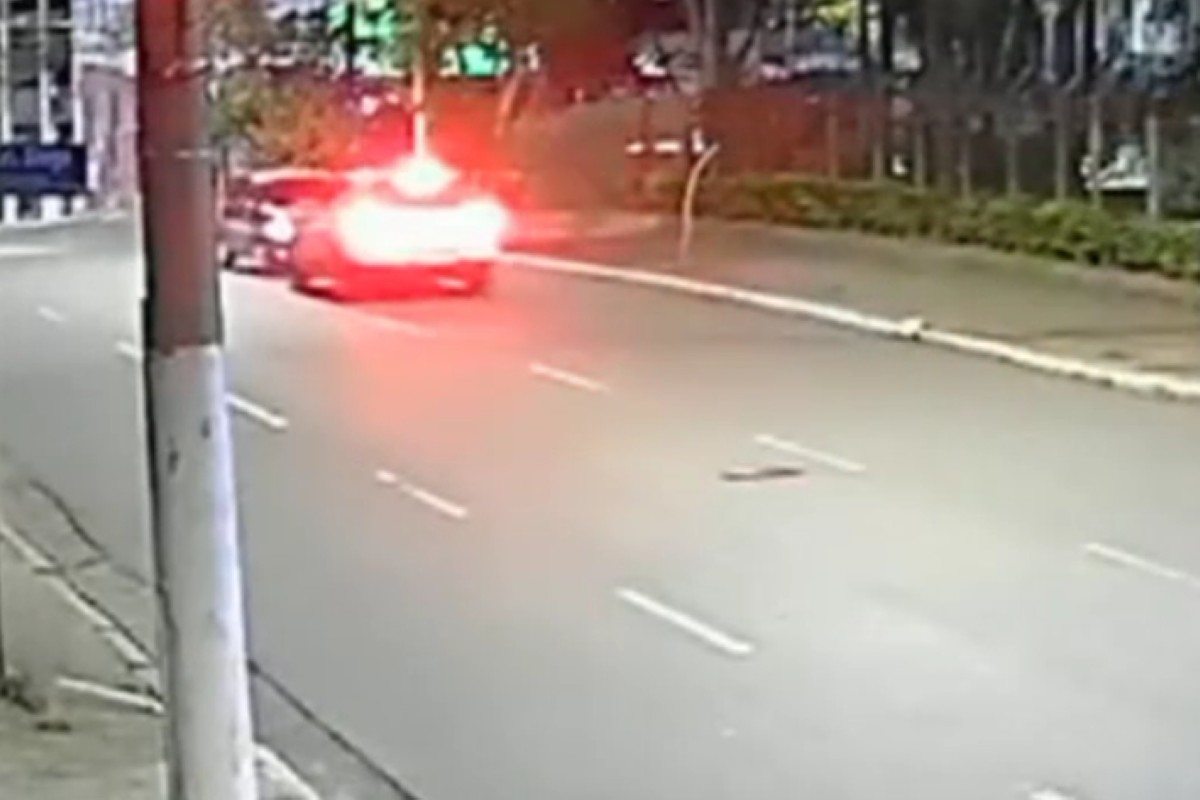 Motorista bêbado dirige na contramão e bate Porsche no centro. Veja