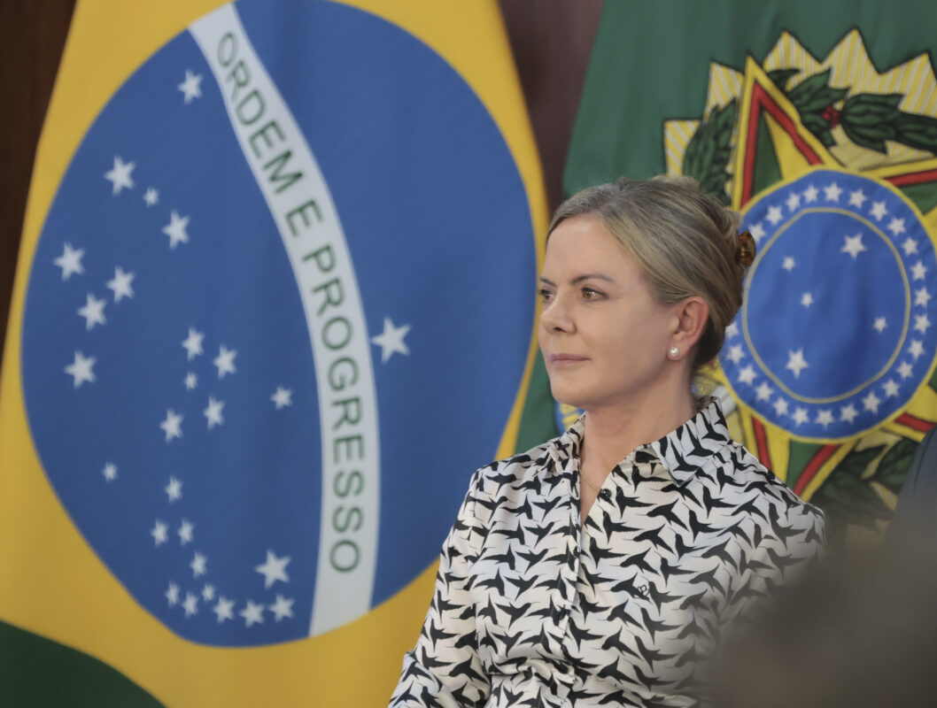 Gleisi reúne ministros para acelerar pautas do governo e travar anistia