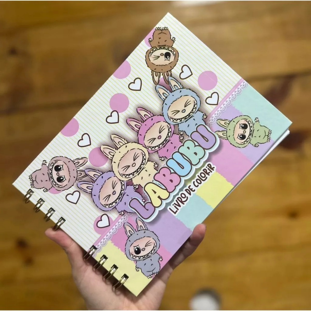 livro de colorir do Labubu - Metrópoles