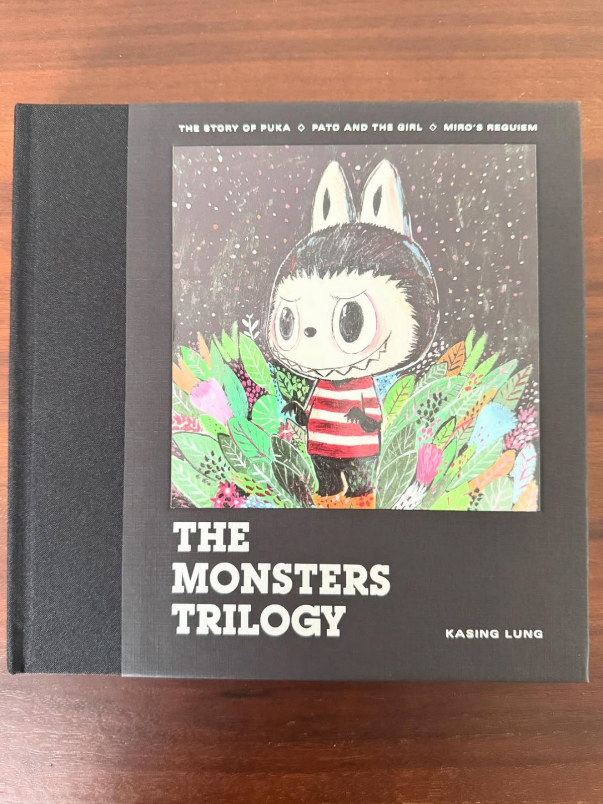 Livro The Monsters Trilogy, por Kasing Lung - Metrópoles