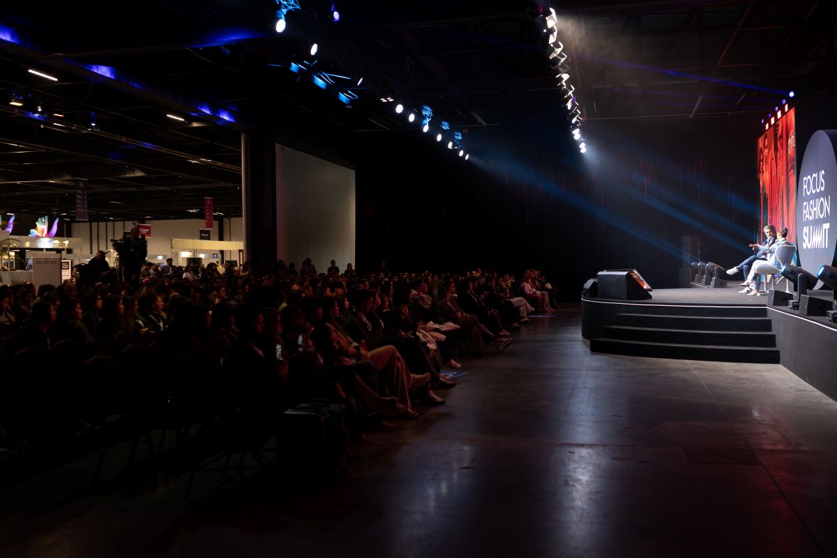 Foto com cor. Plateia do Focus Fashion Summit - Metrópoles