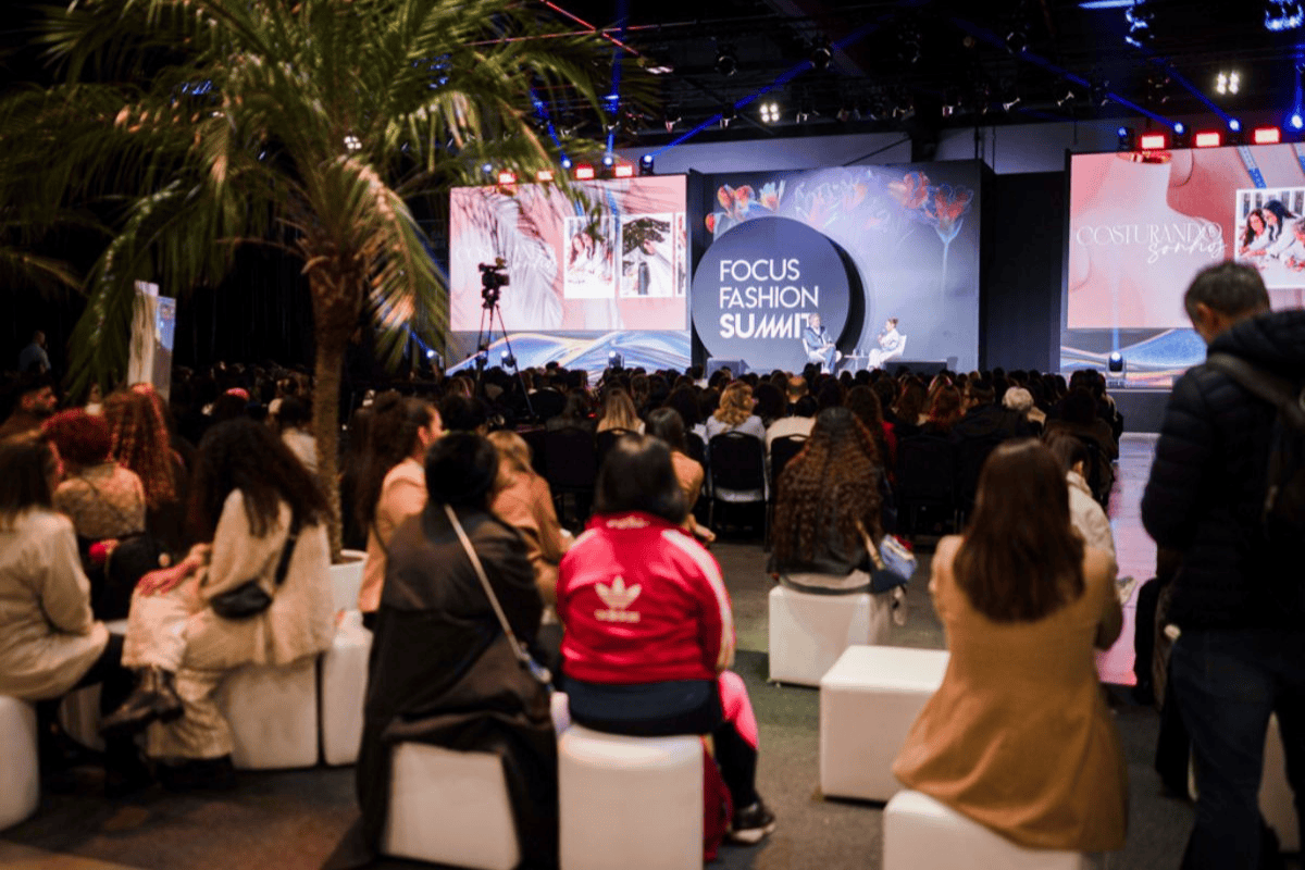 Foto com cor. Focus Fashion Summit - Metrópoles