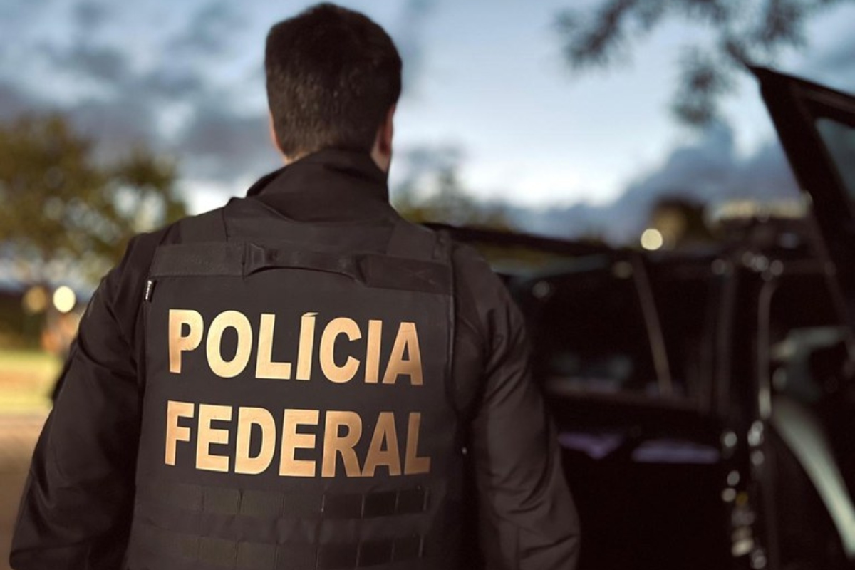 Imagem colorida de agente da Polícia Federal. Procurador de SP que abusou de filha de oito meses é preso pela PF - Metrópoles