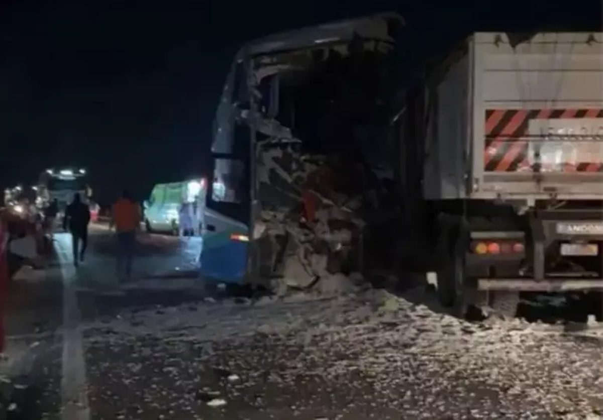 Acidente entre carreta e ônibus deixa 11 mortos e 45 feridos em MT