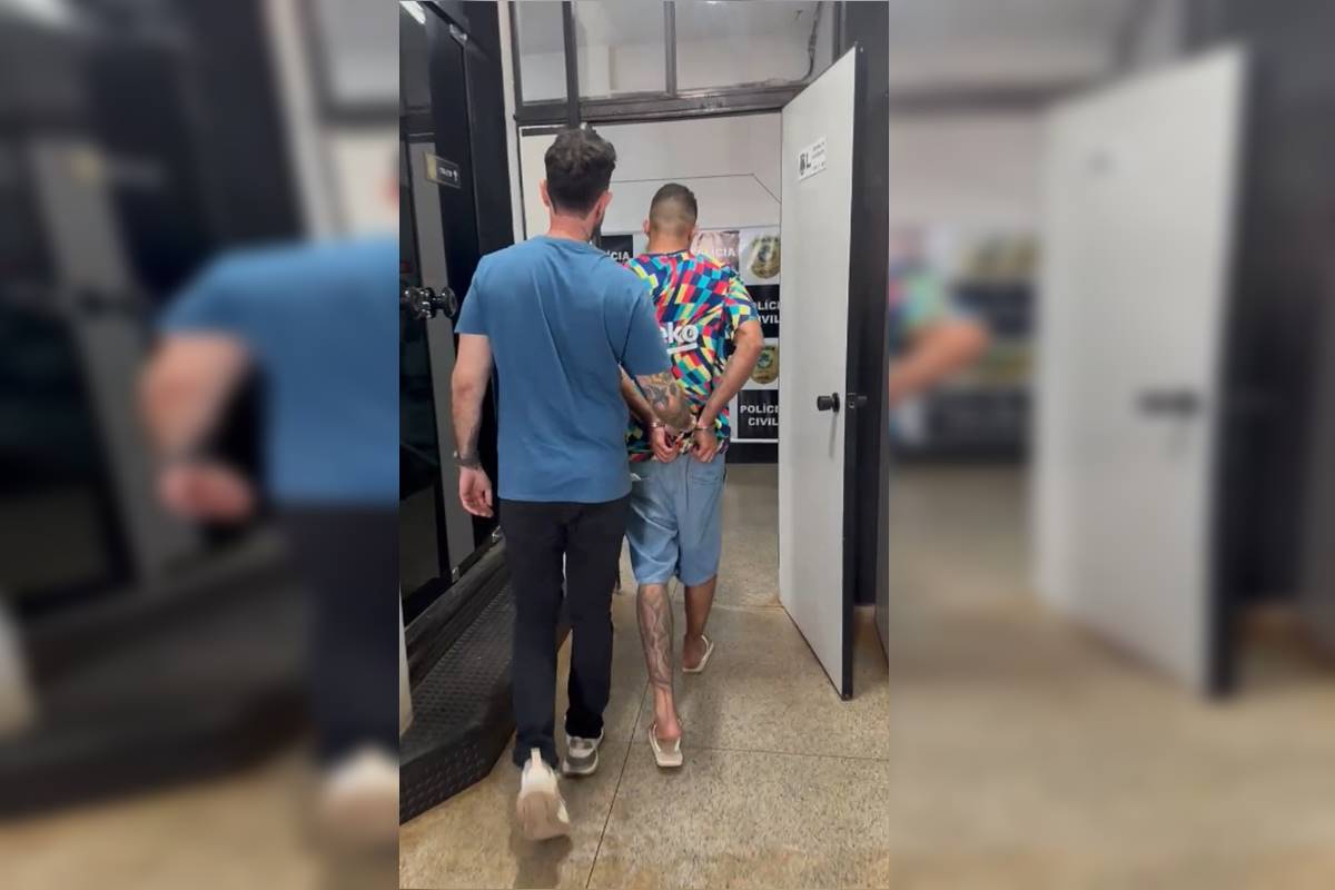Vídeo: jovem é esmurrada pelo namorado e jogada de carro em movimento