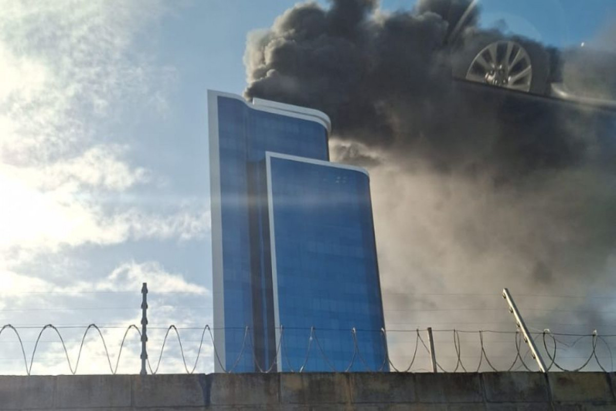 Incêndio atinge cobertura de prédio empresarial no Recife