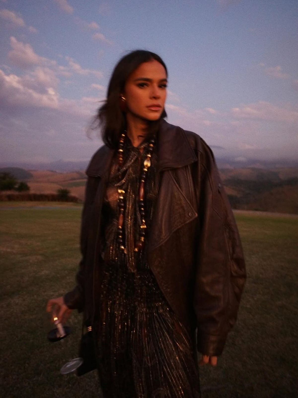 Look boho chic Saint Laurent de Bruna Marquezine na renovação de votos de Giovanna Ewbank e Bruno Gagliasso - Metrópoles