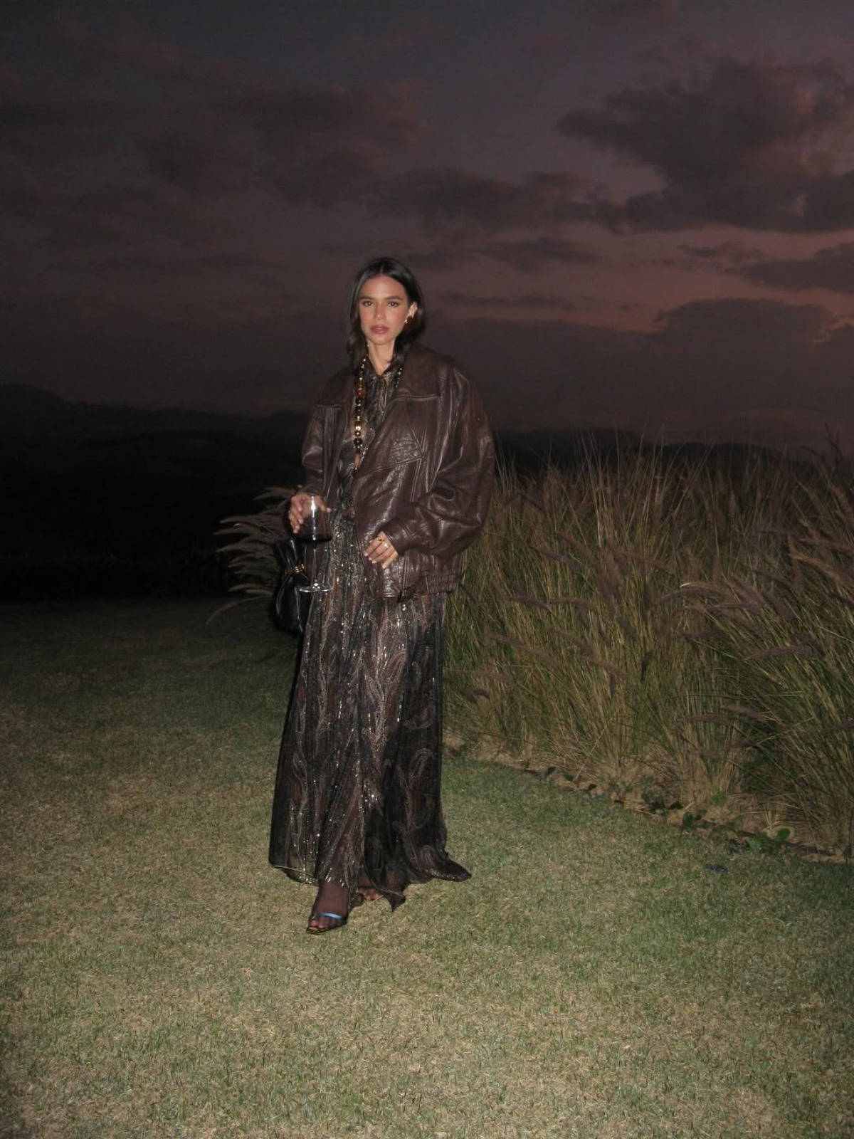 Look boho chic Saint Laurent de Bruna Marquezine na renovação de votos de Giovanna Ewbank e Bruno Gagliasso - Metrópoles