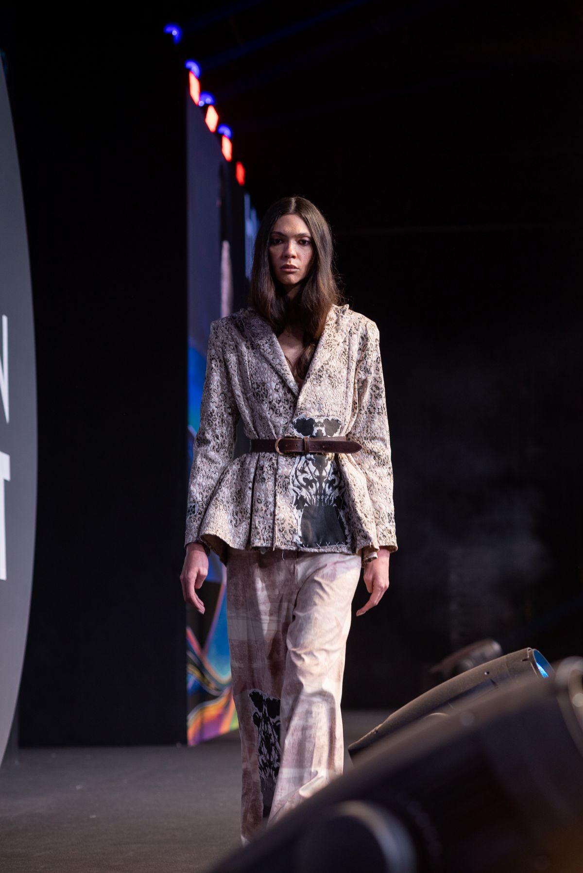 Foto com cor. Desfile (Re) Estampa no Focus Fashion Summit - Metrópoles