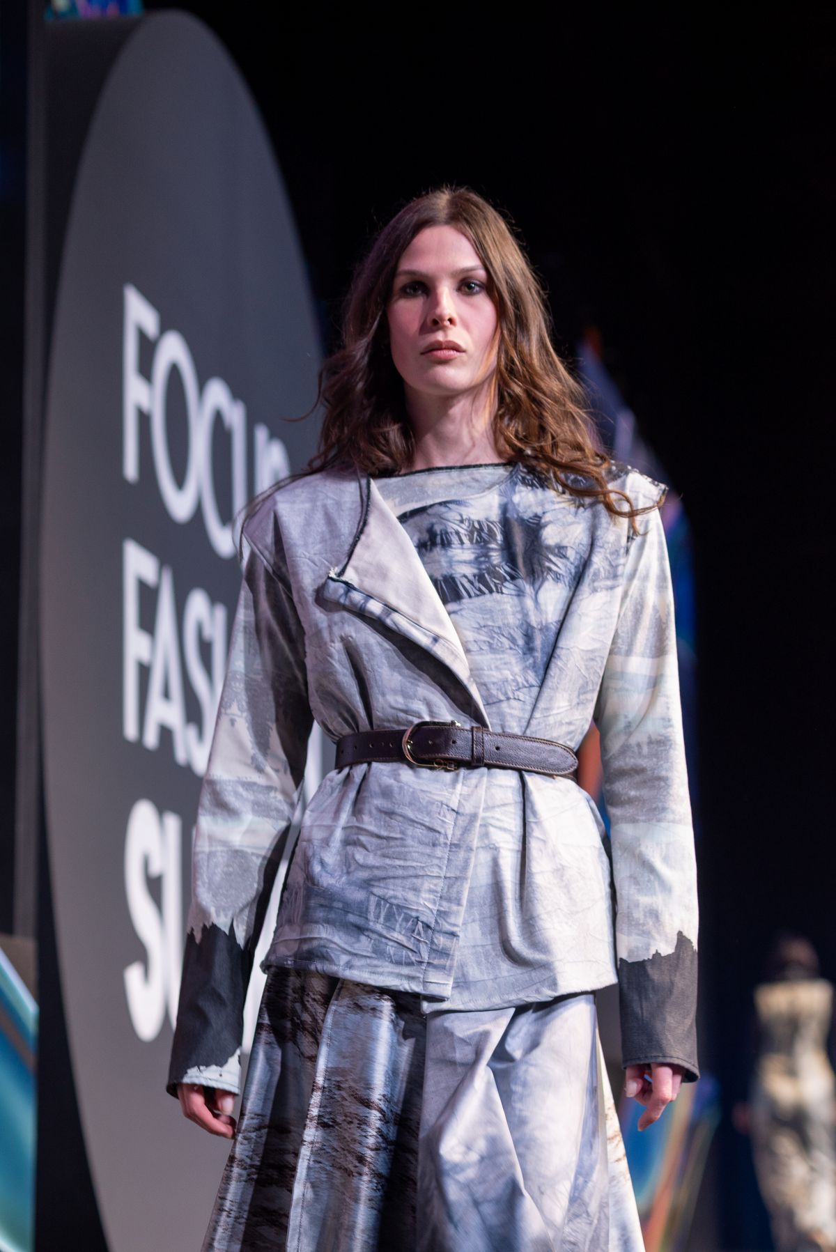 Foto com cor. Desfile (Re) Estampa no Focus Fashion Summit - Metrópoles