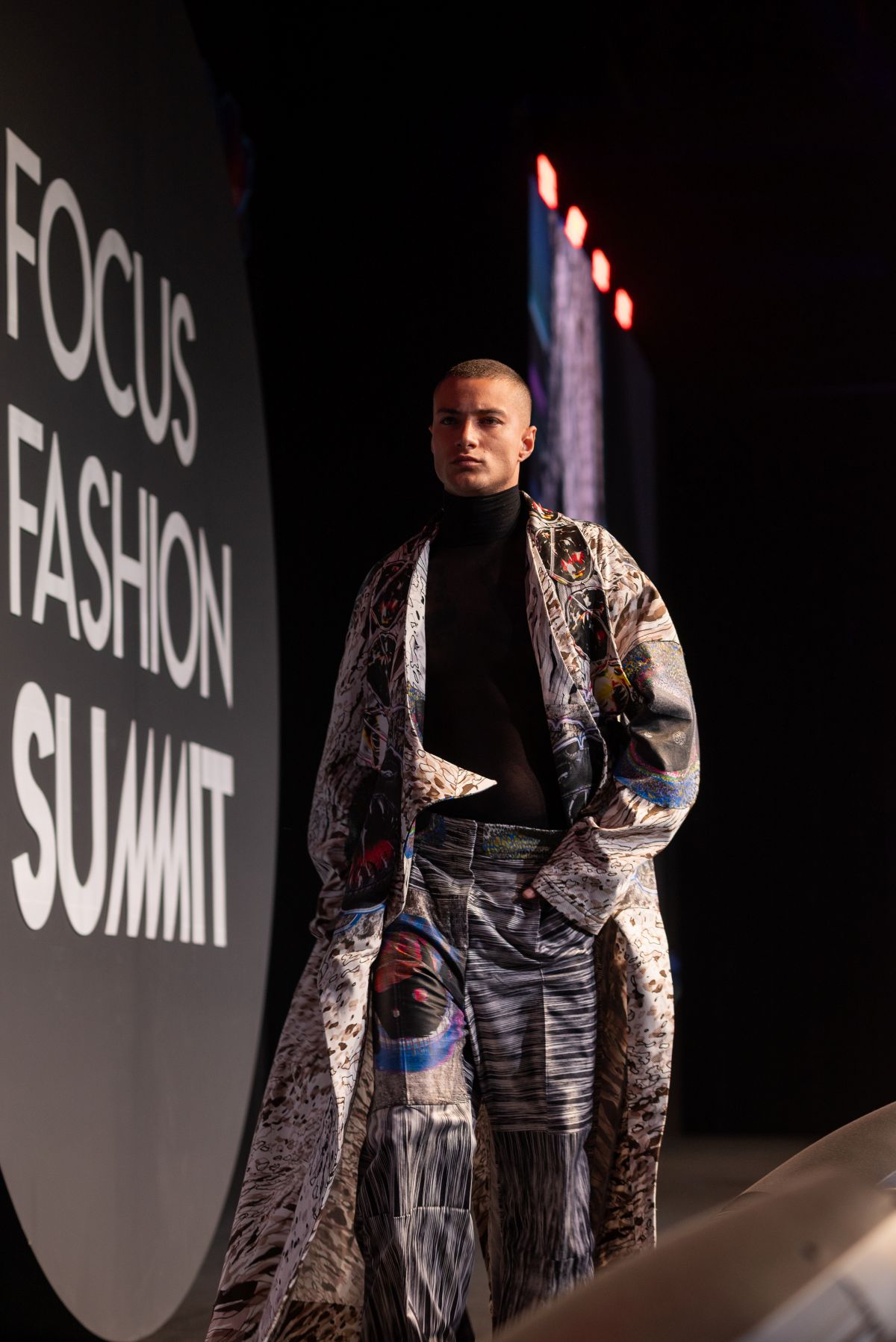 Foto com cor. Desfile (Re) Estampa no Focus Fashion Summit - Metrópoles